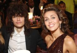 Grammy 2024, Miley Cyrus e Maxx Morando si scambiano un dolce bacio