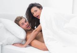 Sesso sul letto dell'amico, lui si arrabbia: "Ha superato il limite"