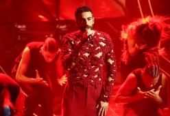 Il medley dei successi di Marco Mengoni: tutto l’Ariston in piedi