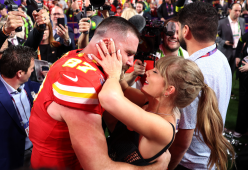 Taylor Swift bacia Travis Kelce dopo la vittoria al Super Bowl