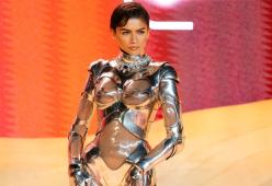 Zendaya si è vestita da robot d'argento alla premiere di "Dune 2"