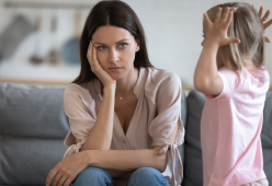 Non sopporta la figlia del compagno: "Il motivo? Piange per tutto"