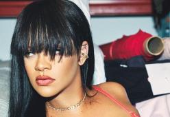 Rihanna a Milano per la Fashion Week fa salire in auto i fan: il video