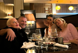 Belen Rodriguez fuma in un ristorante: la foto scatena la polemica