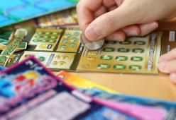 Vincono 1 milione di euro, lei vuole tenere i soldi e lo lascia