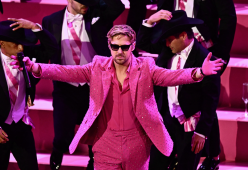 Oscar 2024, Ryan Gosling canta “I’m just Ken” in abito rosa Barbie