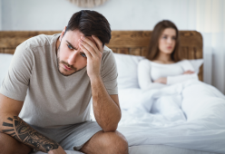 Scherza sul seno della fidanzata e lei non gli parla per giorni