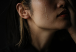 Rovina la festa di fidanzamento della mamma: "Mi aveva abbandonata"