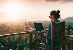 Smart working, va in Messico di nascosto ma fa un errore gravissimo