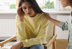 Scopre che il marito scrive da 25 anni email provocanti alla ex