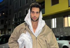 Mahmood posa con orecchie da coniglio e cravatta storta: le foto