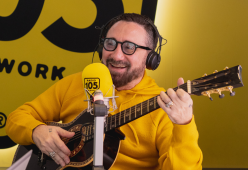 Chitarra, voce e canzoni del cuore: Federico Zampaglione a 105 Friends 