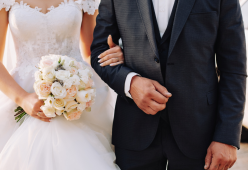 Acquisisce il cognome di sua moglie dopo il matrimonio: la scelta