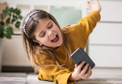 I bambini davanti agli schermi parlano 294 volte in meno: lo studio
