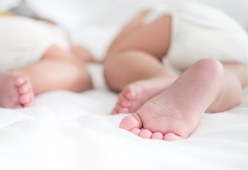 Partorisce due figli a pochi mesi di distanza: cos'è successo