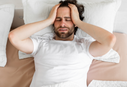 Chi parla nel sonno potrebbe soffrire di sonniloquio: come curarlo