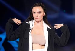 Arisa, malore di una fan al suo concerto: lei chiama l'ambulanza