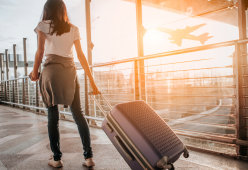 Lasciata al terminal dell'aeroporto da un uomo conosciuto online