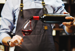 L'idea di un ristoratore: vino gratis a tutti i clienti "tech free"