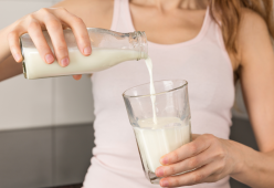 Bere il latte da adulti è una scelta salutare? Parlano le esperte
