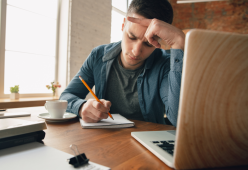Tutor a Dubai: "Pagato per fare i compiti al posto del figlio"