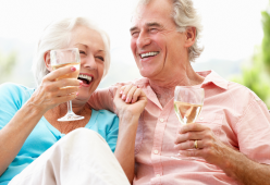 Bere in coppia potrebbe essere il segreto per la felicità