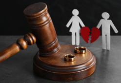 Usa una telecamera nascosta in casa: lei lo scopre chiede divorzio