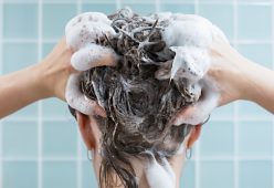Parrucchiera: “Gli errori più comuni quando laviamo i capelli”