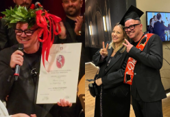 Gigi D'Alessio ritira la laurea ad honoris insieme alla compagna