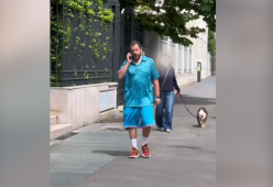 Adam Sandler pizzicato mentre passeggia per le vie di Milano