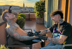 Fedez si fa un nuovo tattoo sul palmo delle mani e urla dal dolore