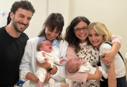 Veronica Peparini, dolce foto con gemelle in braccio alle dottoresse