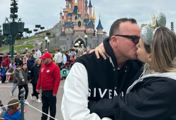 Gigi D’Alessio a Disneyland con Denise e il figlio della Tatangelo