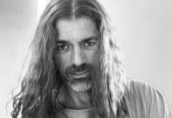 Luca Argentero cambia look: ora ha la barba e i capelli lunghi