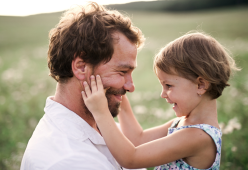 La reazione di una bambina al papà rasato: video virale su TikTok
