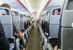 Passeggeri litigano in aereo per il posto sbagliato: il video