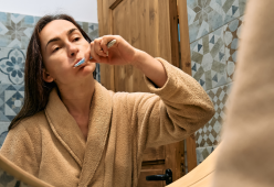 Oltre ai denti, pulisci anche la lingua: ecco perché e come fare