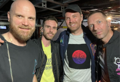 I Coldplay omaggiano Napoli con un mini documentario sui social