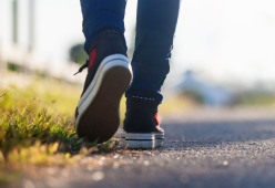 7 benefici per corpo e mente del camminare dopo cena