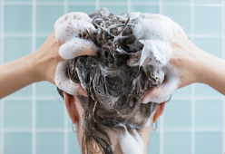Arriva il metodo CWC per lavare i capelli: di cosa si tratta