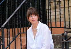 “Materialists”, sguardi intensi tra Chris Evans e Dakota Johnson
