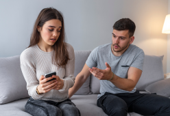 Curiosità nei dispositivi altrui: l'82% ammette di aver sbirciato