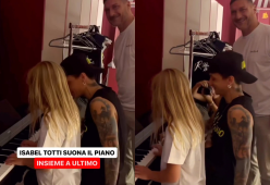 Ultimo suona il pianoforte con Isabel, la figlia di Francesco Totti