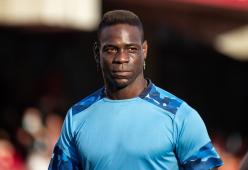 Balotelli, qualche drink di troppo? Il video dove cade è già virale