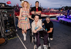Michael J. Fox sul palco con i Coldplay al Glastonbury Festival