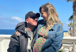 Gigi D’Alessio: tenera foto con la compagna incinta e il figlio