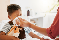 Ecco il metodo infallibile per soffiare il naso ai bambini