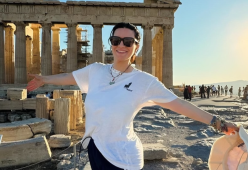 Laura Pausini e le vacanze ad Atene: amore e templi sotto il sole