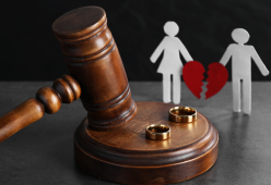 Chiede divorzio al marito per la strana abitudine di lui