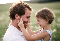 I papà hanno un sex appeal maggiore degli altri uomini: lo studio